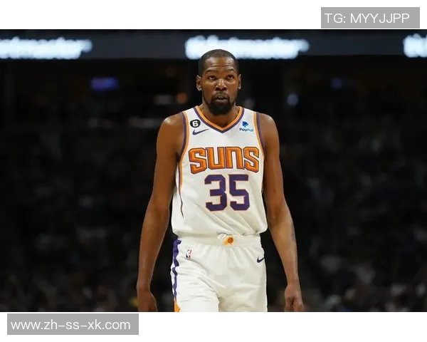 杜兰特幽默回应打球与刷推特的时间安排只需几秒钟轻松搞定